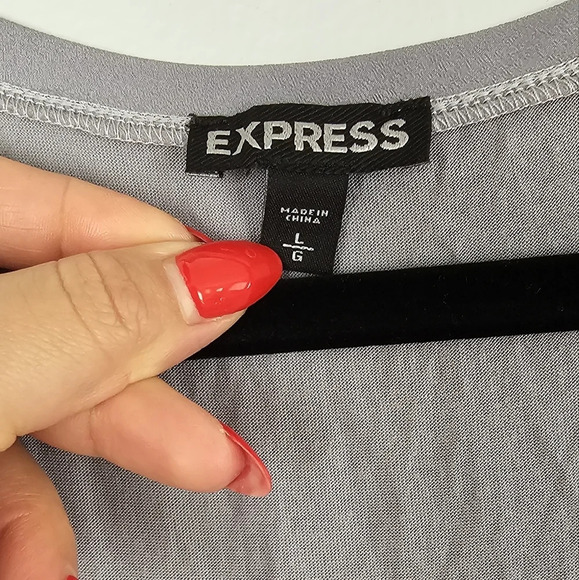 Express grey muscle shirt, lace sequence design - Picture 4 of 5